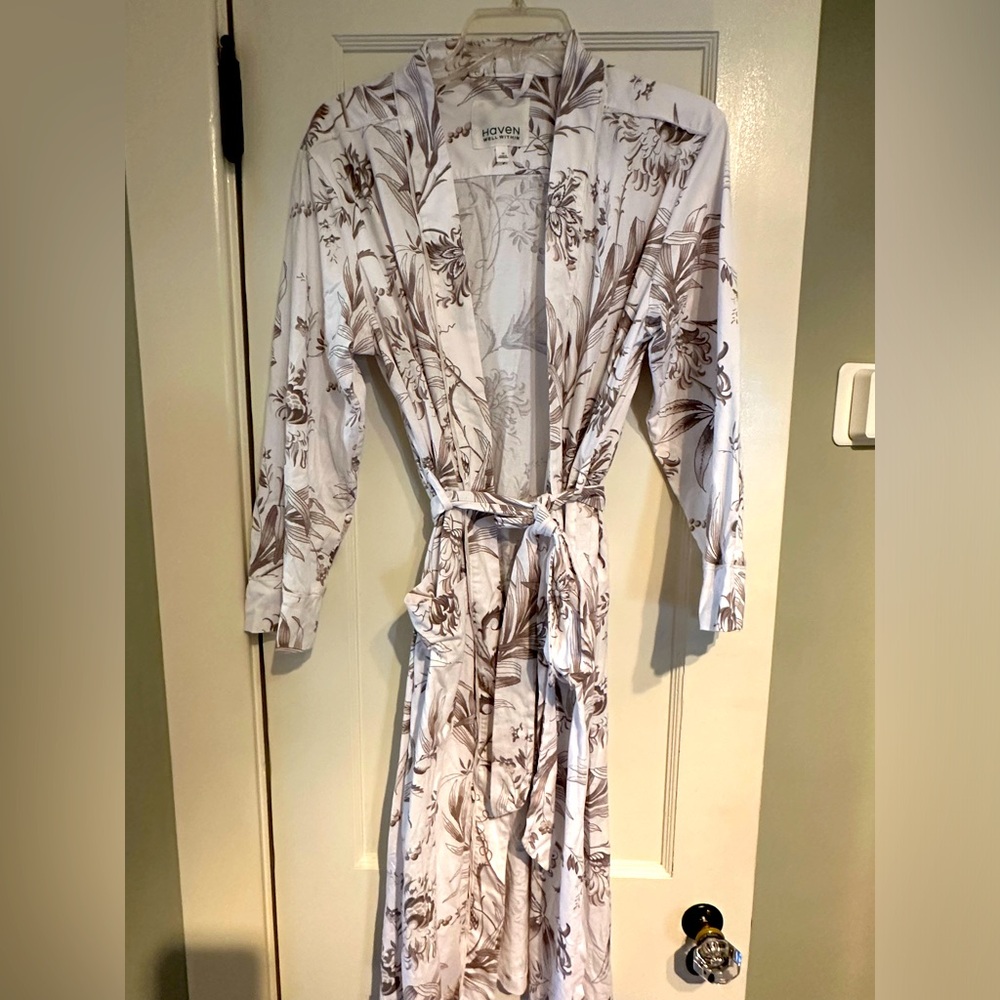 Haven Well Within Womans Size M White taupe grey Floral Tie Robe